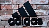 Adidas призупинив продаж своєї продукції в Росії