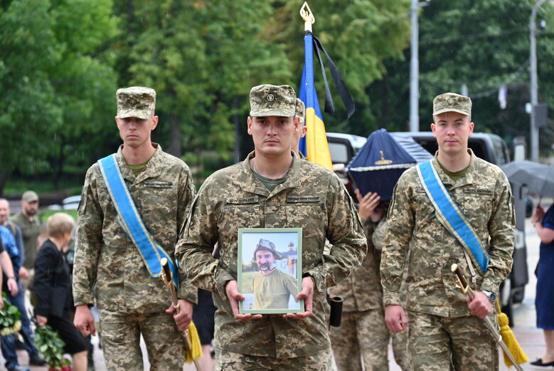 Із бойовим медиком Євгеном Бешлягою, який загинув під Бахмутом під час здійснення евакуаційної місії, попрощалися у Києві 47