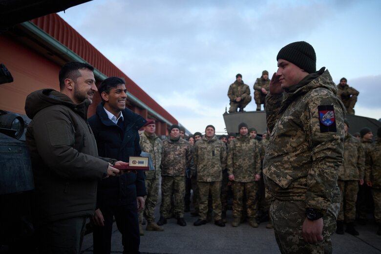 Zelenskyi and Sunak visit Ukrainian military training to drive Challenger 2 tanks 11