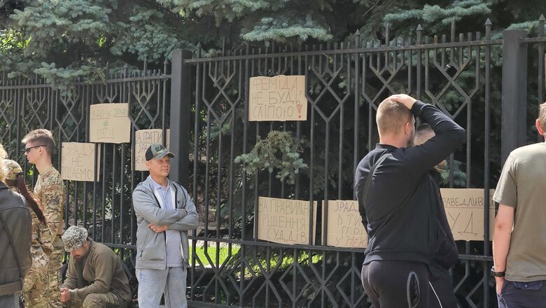 Справа Магамедрасулова Під судом люди у військовій формі