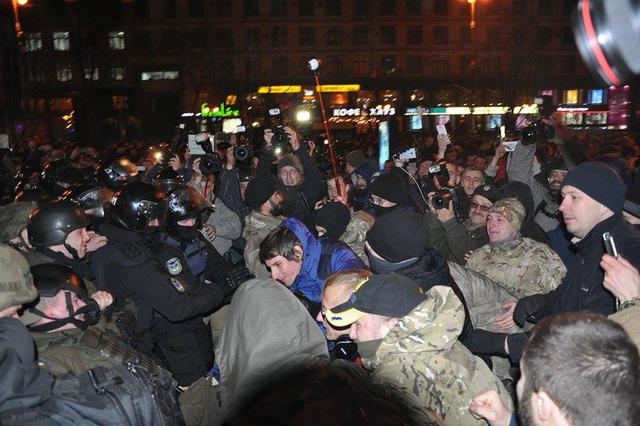 Добровольчий Рух ОУН на честь Дня українського добровольця закидав офіс компанії Ахметова і відділення Альфа-банку камінням (оновлено) 16