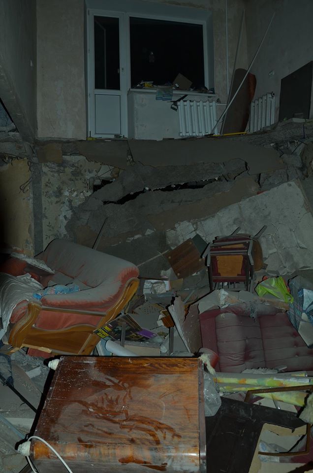 Последствия обстрела жилого сектора Авдеевки из танка 05