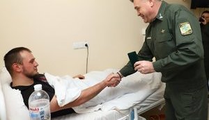 "На таких прикладах гартується бойовий дух молодих військовослужбовців", - Цигикал нагородив прикордонника, пораненого під час обстрілу найманцями РФ КП "Мар'їнка". ФОТОрепортаж