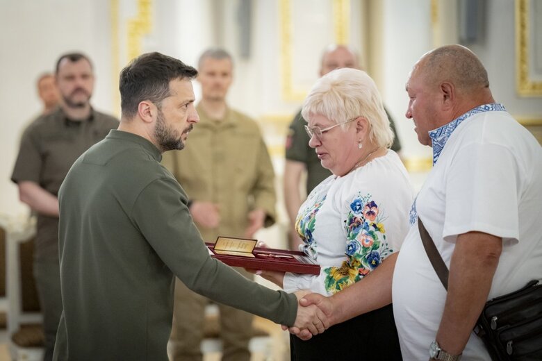 Зеленський зустрівся з рідними Героїв України