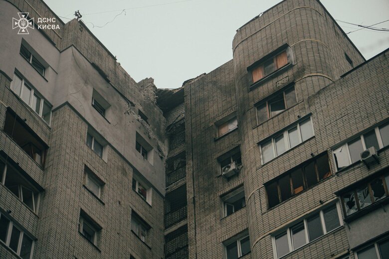 Влучання ворожого безпілотника у багатоповерхівку в Солом'янському районі Києва