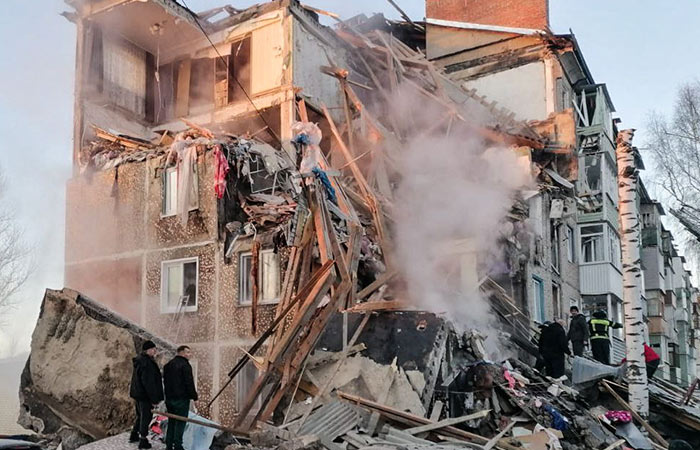 У Росії після вибуху обрушився під’їзд багатоповерхового будинку 01