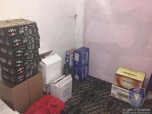 Налоговики ликвидировали незаконный склад алкоголя в Киеве 07