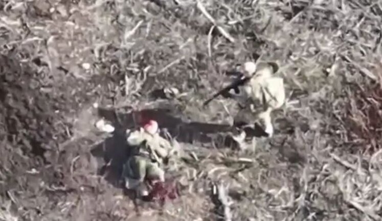 Russian shoots his wounded accomplice in head with assault rifle and walks away slowly. VIDEO