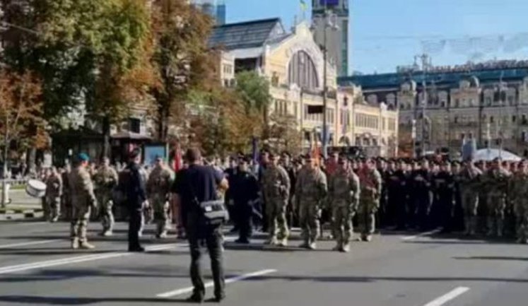 "Путин - х#йло!", - сводная колонна десантников, морпехов и полиции начала тренировку на Крещатике. ВИДЕО