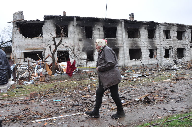 Кількаметрові вирви та зруйновані вщент будинки: Наслідки обстрілу Чернігова російськими окупантами 73