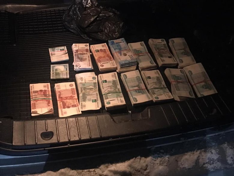 Житель оккупированных территорий пытался провезти через КПВВ Меловое 1,8 млн российских рублей, - Госпогранслужба 02