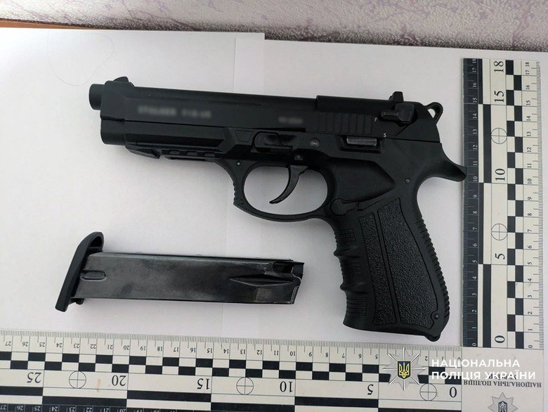 Поліція затримала двох зловмисників, які вдерлися до будинку ветерана ЗСУ та заволоділи його коштами