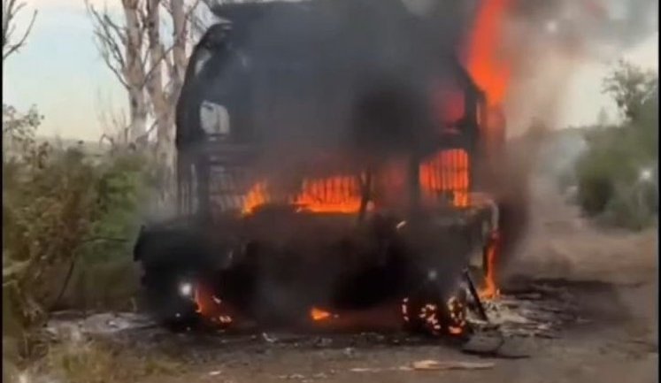 Рашист показав вигорілу до металевого каркаса РСЗВ ТОС-1А "Сонцепьок" після влучання українського FPV-дрона. ВIДЕО