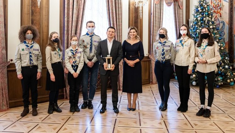 Скаути вручили Зеленському та його дружині Вифлеємський вогонь. ФОТОрепортаж