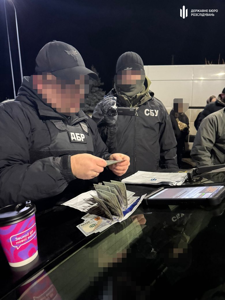 В Одесі ДБР затримало правоохоронців, які вимагали гроші з водіїв авто за не доставлення їх до ТЦК