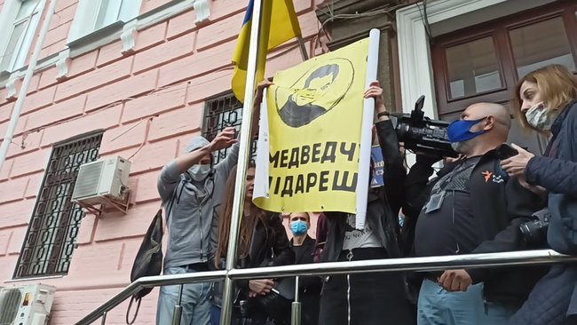 Титушки сорвали развернутый под судом баннер Стус чекає. Медведчук під арешт!, произошла потасовка 05 Титушки сорвали развернутый под судом баннер Стус чекає. Медведчук під арешт!, произошла потасовка 05