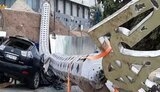 У Херсоні упав флагшток, установлений до Дня Незалежності, і перетворив на брухт Lexus чиновника, відповідального за будівництво і підряди. ВIДЕО