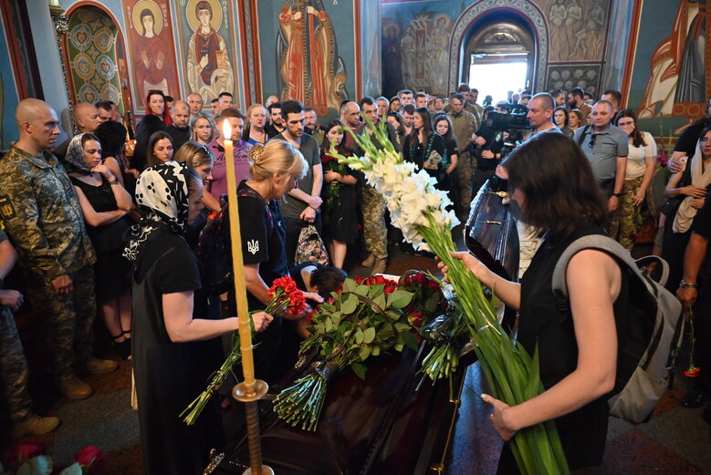 Із загиблим сержантом 68-ї ОЄБр Антоном Усовським попрощалися у Михайлівському Соборі 18