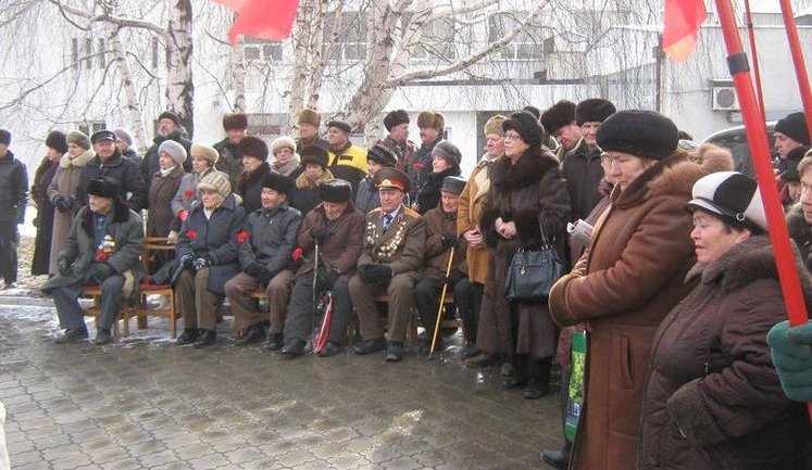На Донбассе коммунисты устроили митинг против памятника Шевченко. ФОТОрепортаж