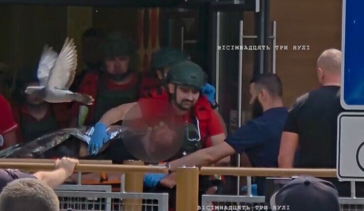 Медики вывозят раненого из помещения черкасского McDonald’s. ВИДЕО