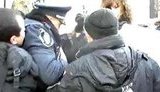 У главного офиса Партии регионов подрались селяне из Полтавщины: Требовали у регионалов успокоить своего депутата.+ ВИДЕО.