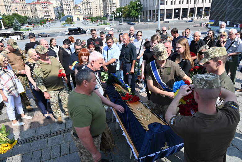 Із загиблим воїном, майданівцем Павлом Каленіченком попрощалися на Майдані Незалежності 29