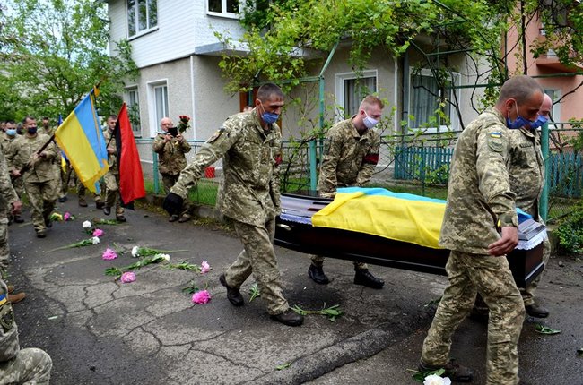 В Івано-Франківській області попрощалися з трагічно загиблою волонтеркою-парамедиком Іриною Шевчишин 03