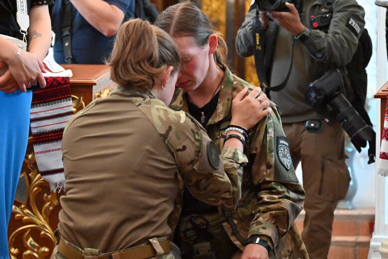 Зі скрипалем та воїном Давидом Якушиним, який загинув у бою з окупантами, попрощалися в Києві 15