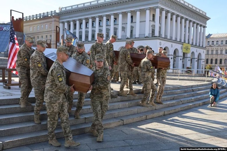 В Киеве простились с добровольцами из США Бенджамином Ю и Спенсером Бернсом Миком