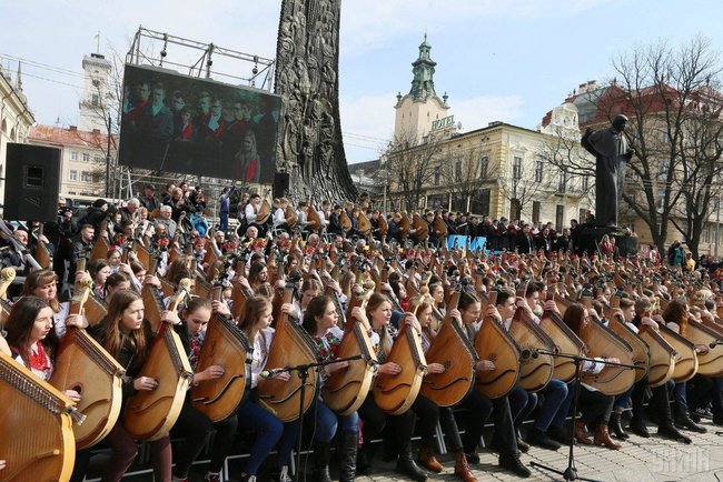 407 бандуристів одночасно виконали Заповіт, встановивши рекорд 05