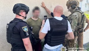 Погрожував поліціянтам автоматичною зброєю: 26-річного чоловіка затримано на Хмельниччині. ФОТО