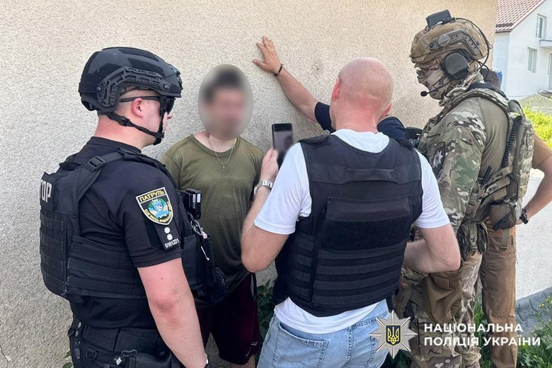 На Хмельниччині чоловік погрожував поліцейським автоматом