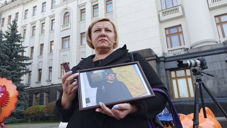 Україно, МИ Є: рідні українських полонених і зниклих без вісті на Донбасі пікетують ОП - матері заявили, що стоятимуть на Банковій 72 години 03 Україно, МИ Є: рідні українських полонених і зниклих без вісті на Донбасі пікетують ОП - матері заявили, що стоятимуть на Банковій 72 години 03