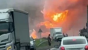 Россиянин снял на видео взрыв горящей фуры в Пермском крае: "Куда вы едете, нах#й, дебилы, бл#дь"