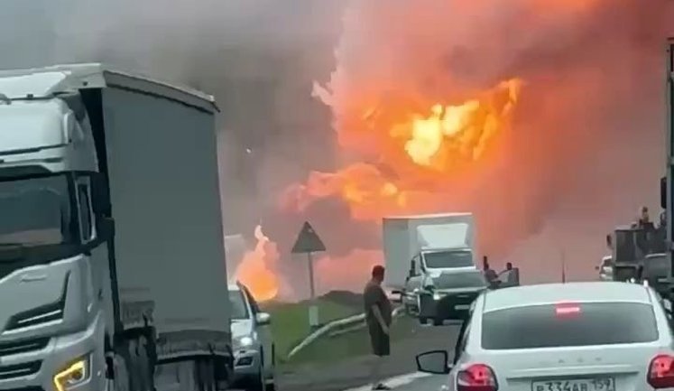 Россиянин снял на видео взрыв горящей фуры в Пермском крае: "Куда вы едете, нах#й, дебилы, бл#дь"