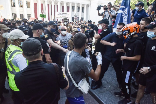 Марш равенства в Одессе закончился потасовками: двое полицейских госпитализированы, задержаны 16 человек 10