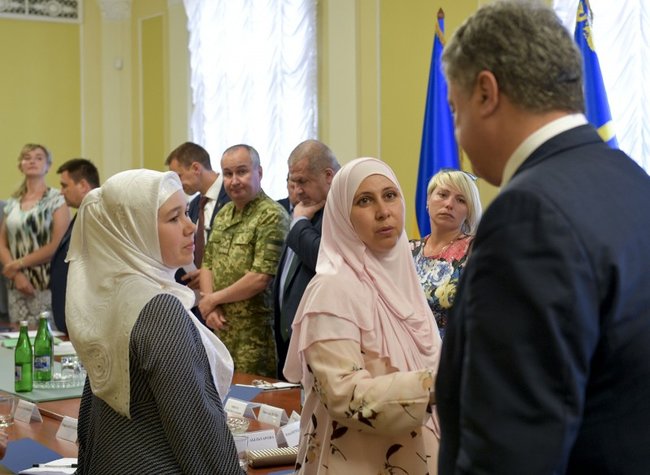 Звільнення українських політвязнів буде пріоритетом на переговорах глав МЗС нормандської четвірки, - Порошенко зустрівся із сімями українських бранців 03