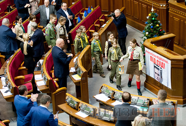 Пластуни принесли в Раду Вифлеємський вогонь миру 03