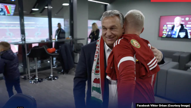 Прем’єр Угорщини Орбан вбрався в шарф з картою Угорщини з українськими територіями 02