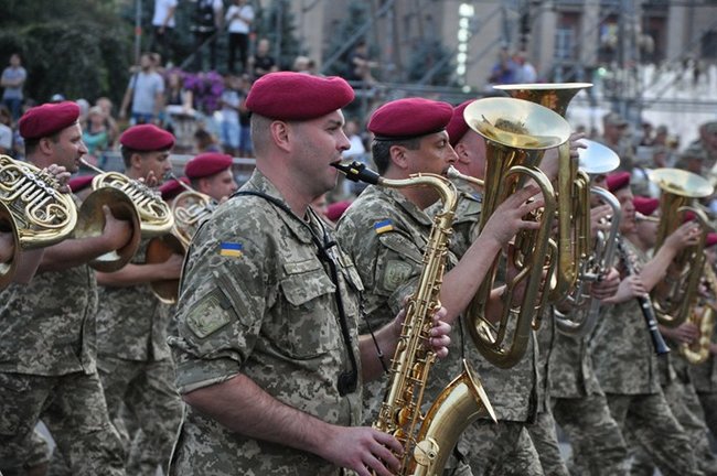 Від Точки-У до Джавелінів: вражаючі кадри 250 одиниць бойової техніки на Хрещатику 10