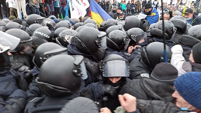 Протест ФОПів: Правоохоронці спробували демонтувати намети - застосовували сльозогінний газ 05