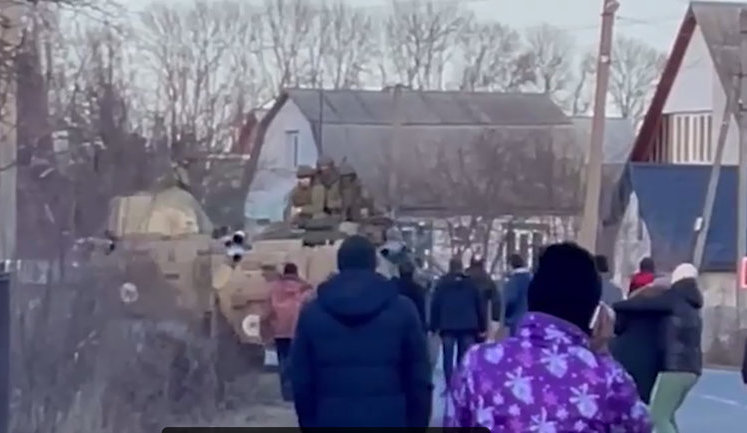 "Убегают с#ки", - жители Ични без оружия остановили рашистских оккупантов. ВИДЕО