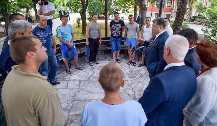 Poroshenko visited Ukrainian soldiers on treatment in Bulgaria. PHOTOS