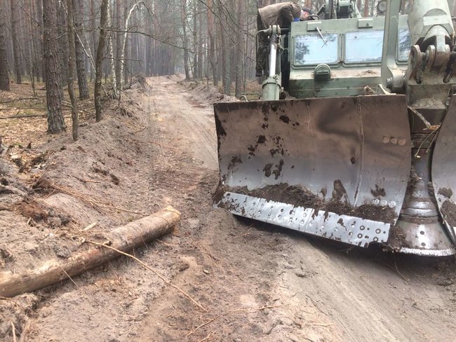 В тушении пожара в Чернобыльской зоне участвует 9 единиц специальной инженерной техники ВСУ 01