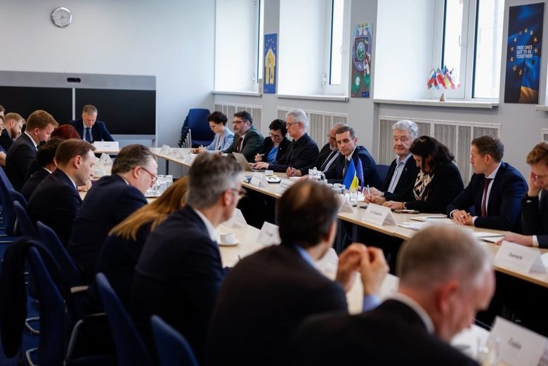 Порошенко провів зустріч із послами ЄС