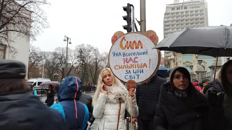 Opponents of vaccination blocking streets in downtown Kyiv 04