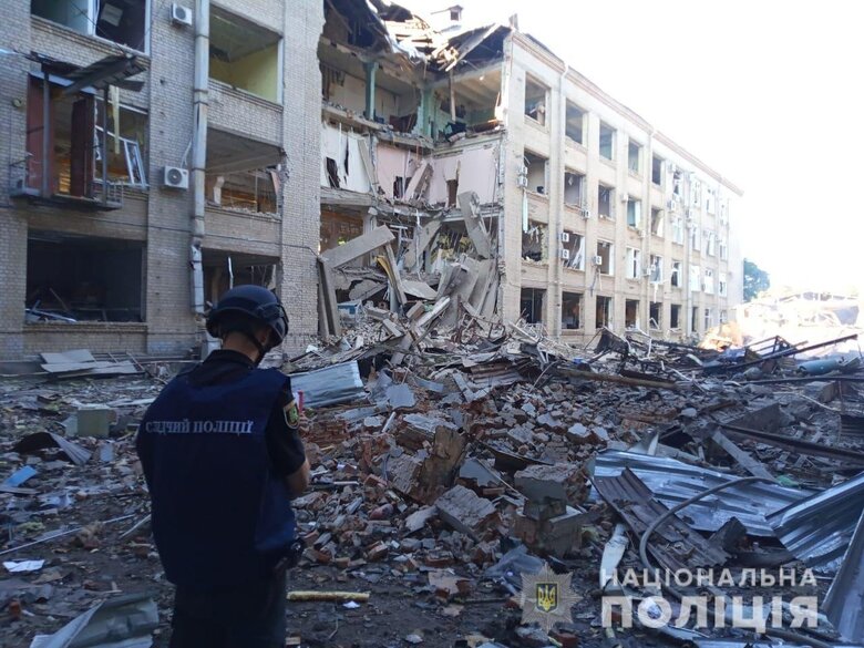 Последствия ракетного удара по Харькову: снаряды попали в частный сектор и производственную пятиэтажку 05