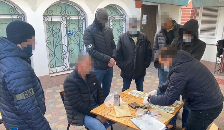 СБУ о задержании фальшивомонетчиков в Киеве: В украинский валютный рынок бросили сотни тысяч поддельных "долларов" премиум-качества. ФОТОрепортаж