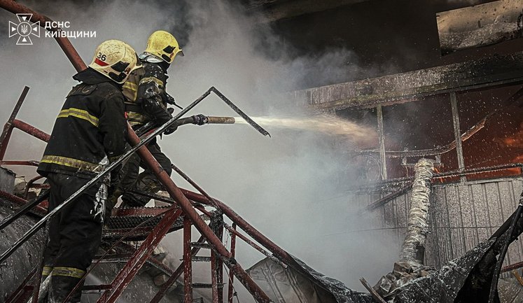 Вражеский БПЛА попал в склад на Киевщине: произошел пожар, пострадала женщина (обновлено)