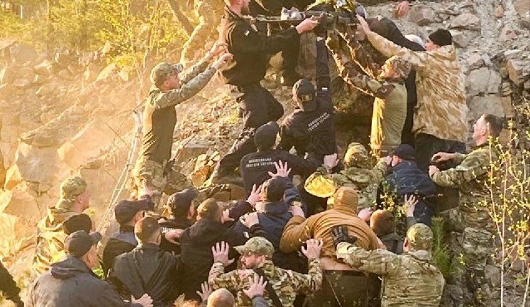 Пролежав добу з переломами: на Рівненщині врятували 10-річного хлопчика, який впав у кар’єр. ФОТОрепортаж